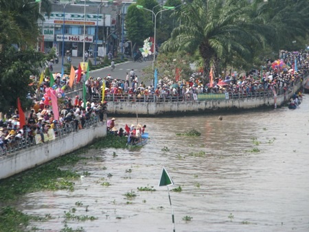 Hàng ngàn người đứng 2 bên bờ kênh xáng Xà No cổ vũ đua ghe.