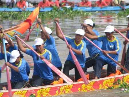 Chị em hào hứng với những trận đua ghe ngo quyết liệt.