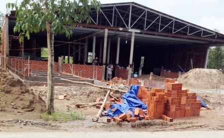 Nhà máy nước đá xây dựng không phép của bà Phượng.