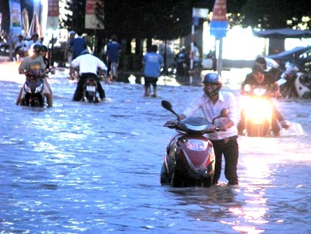 Chủ tịch tỉnh chỉ đạo theo dõi chặt diễn biến thời tiết phức tạp - 1 Triều cường dâng cao làm đảo lộn cuộc sống của người dân vùng ĐBSCL. (Ảnh: Huỳnh Hải)