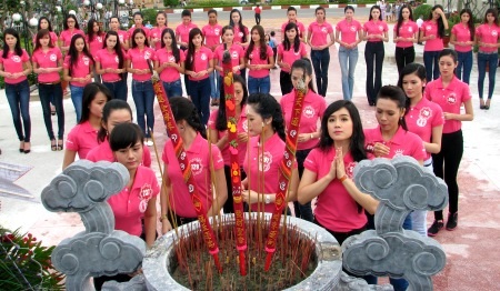 Thí sinh thành kính dâng hương tưởng niệm các Anh hùng liệt sĩ.