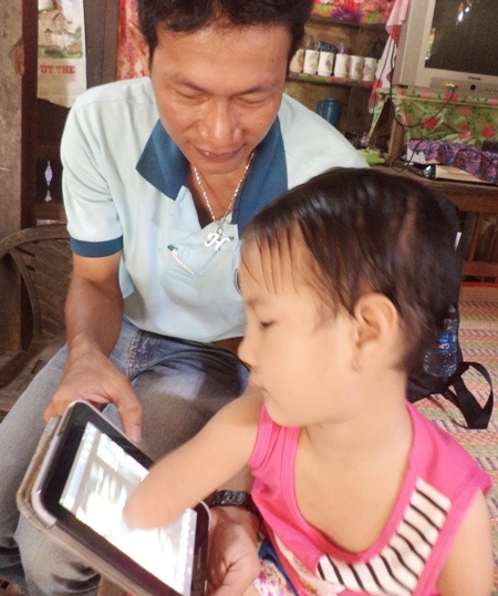 Cháu Thảo rất thích thú khi dùng tay xem lại hình ảnh của mình. 