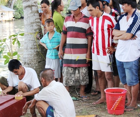 Phát hiện thi thể bé trai sơ sinh còn trong bọc ối - 1 Người dân địa phương bất ngờ trước việc phát hiện xác thi thể bé sơ sinh.