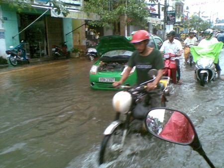 Mưa lớn gây ngập đường và một số trụ sở, nhà dân.