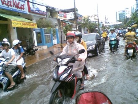 Mưa lớn gây ngập đường và một số trụ sở, nhà dân.