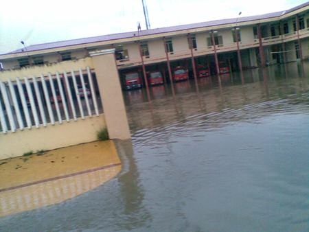 Mưa lớn gây ngập đường và một số trụ sở, nhà dân.