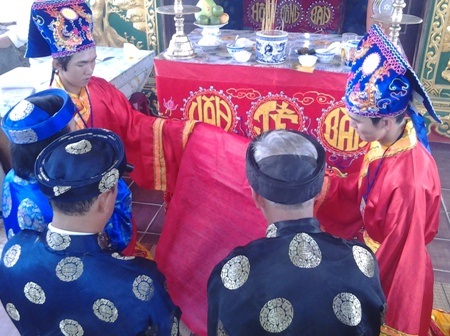 Sôi nổi lễ hội Dinh Cậu- Phú Quốc - 2 Người dân đến xem hình ảnh, tư liệu về Dinh Cậu- Phú Quốc.