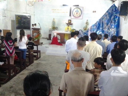 Dòng người "đổ về" khu trung tâm, đến Nhà thờ tận hưởng đêm Giáng sinh - 68 Dòng người đổ về khu trung tâm, đến Nhà thờ tận hưởng đêm Giáng sinh