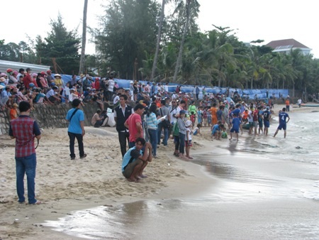 Hàng trăm người dân đến tham dự lễ hội Dinh Cậu trong không khí rất sôi nổi.