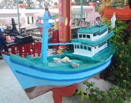 Sôi nổi lễ hội Dinh Cậu- Phú Quốc - 4 Người dân đến xem hình ảnh, tư liệu về Dinh Cậu- Phú Quốc.