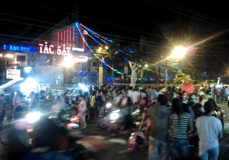 Dòng người "đổ về" khu trung tâm, đến Nhà thờ tận hưởng đêm Giáng sinh - 70 Dòng người đổ về khu trung tâm, đến Nhà thờ tận hưởng đêm Giáng sinh