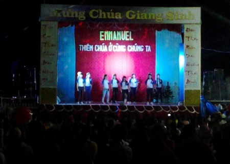 Dòng người "đổ về" khu trung tâm, đến Nhà thờ tận hưởng đêm Giáng sinh - 73 Một nhà thờ khác ở Bạc Liêu tổ chức biểu diễn văn nghệ chờ đến buổi lễ giáng sinh. (Ảnh: Huỳnh Hải)