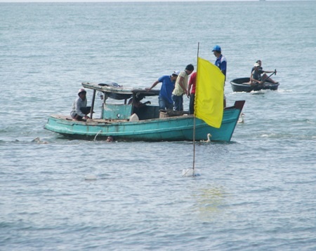 Sôi nổi nhất là trò bắt vịt trên biển. Vịt được thả ra biển cách bờ chừng vài chục mét.