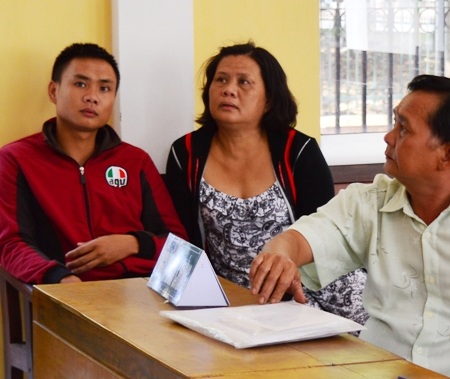 Bị cáo Trần Hữu Đức (trái) và cha mẹ tại tòa.