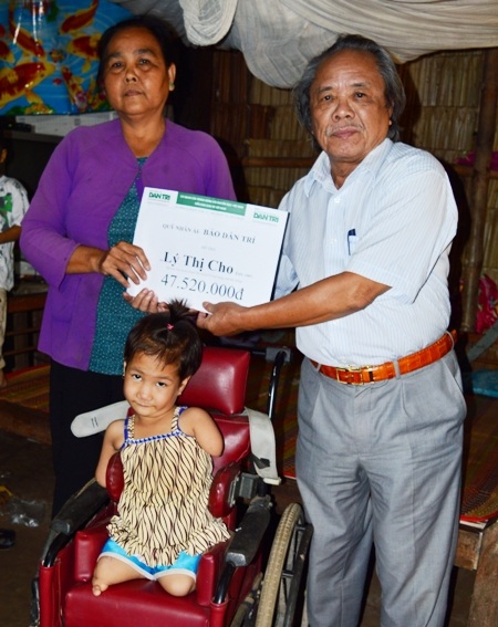 Nhà báo Phan Huy trao tiền bạn đọc Dân trí đến gia đình cháu Thảo.