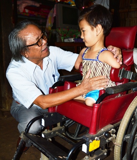 Nhà báo Phan Huy- Trưởng VP báo Dân trí tại ĐBSCL trò chuyện cùng cháu Thảo.