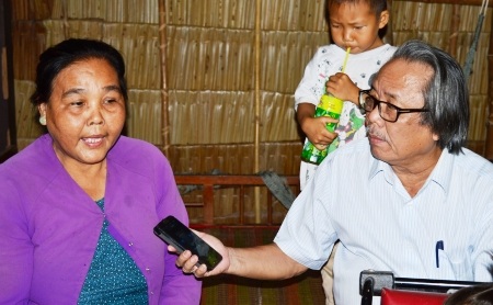 Bà Cho đang kể lại vụ việc bị lừa đảo với nhà báo Phan Huy.