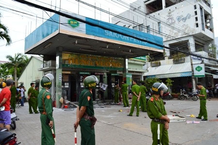 Ngay sau khi vụ nổ xảy ra, lực lượng công an đến bảo vệ hiện trường, điều tra nguyên nhân.