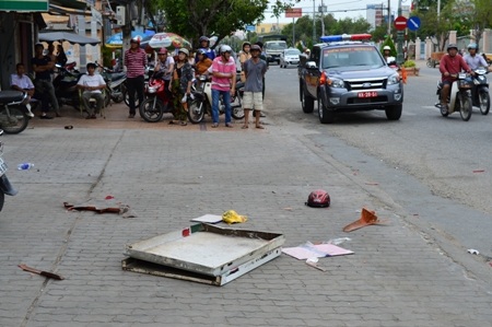 Nhiều mảnh vỡ văng khắp nơi tại khu vực xảy ra vụ nổ.