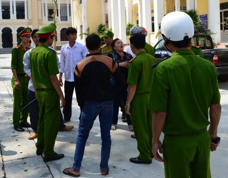 Người nhà bị hại không đồng tình với bản án của tòa nên đã la lối gây náo loạn phiên tòa.