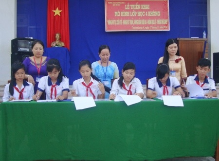 Học sinh cùng ký cam kết thực hiện lớp học 4 không.
