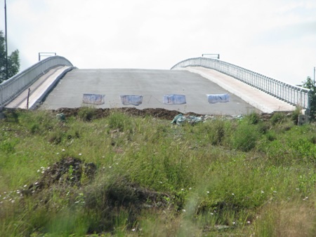 Cầu Giá Rai với vốn hơn 600 tỷ đã hoàn thành nhưng vẫn...chờ đường dẫn.