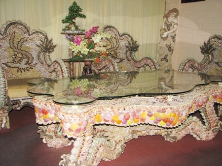 Bộ bàn ghế bằng ốc, sò.