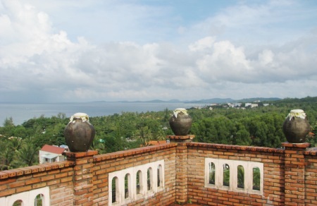Đứng trên tầng cao có thể nhìn thấy biển núi rộng lớn của huyện đảo Phú Quốc. (Ảnh: Huỳnh Hải)
