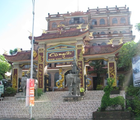 Toàn cảnh mặt trước của bảo tàng Cội Nguồn.