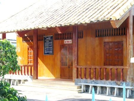 ...và Nhà trưng bày của Khu di tích lại đóng cửa im ỉm.