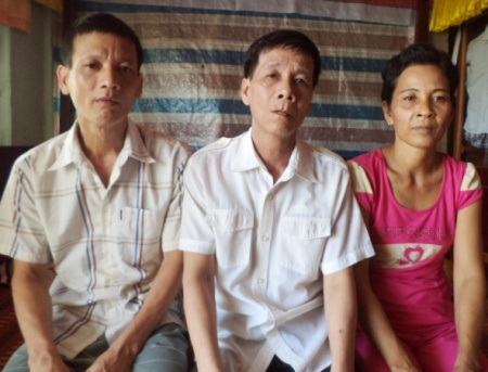 Gia đình ông Phạm Văn Lé (giữa) vừa được giải oan sau 2 năm trời bị giam.