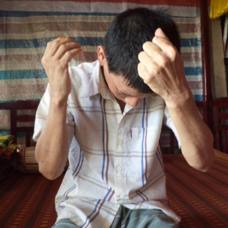 Ông Phạm Văn Lến diễn tả lại cảnh bị công an hỏi cung.