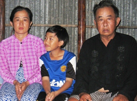 Người nhà đang lo lắng cho các thuyển viên mất tích.