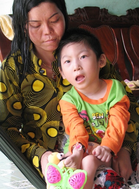 Cháu Kim-Su-Han được mẹ gửi về Việt Nam cho người thân nuôi dưỡng.