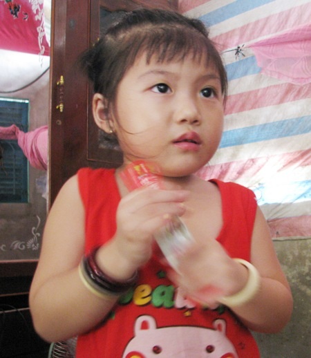 Cháu Kim-Su-Han được mẹ gửi về Việt Nam cho người thân nuôi dưỡng.