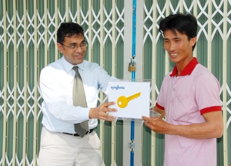 Có những căn nhà mới, người dân yên tâm làm ăn lo cho con học hành.