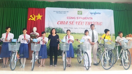 Trao xe đạp cho học sinh nghèo.