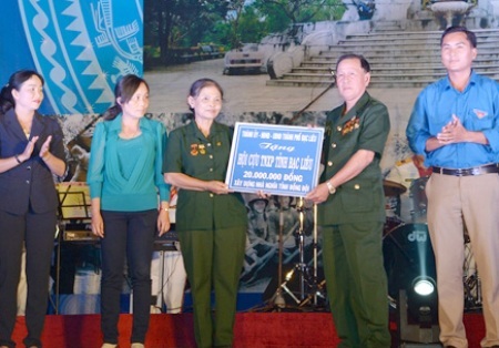 Đêm văn nghệ gây quỹ Nghĩa tình đồng đội - 1 Trao tặng quỹ Nghĩa tình đồng đội. (Ảnh: CTTĐTBL)