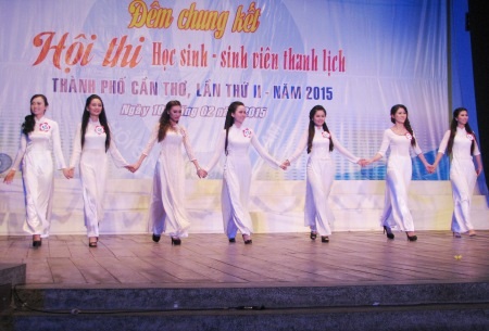 Thí sinh trong phần thi trang phục học đường.