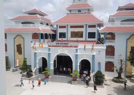 Thiền viện lớn nhất ĐBSCL tấp nập người tới lễ Phật cầu may - 12 Đông đảo người dân thắp hương, dâng hoa cúng viếng cầu an năm mới.