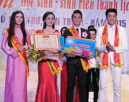 Vũ Thanh Tú và Phan Thanh Tùng giành ngôi vị Hoa khôi và Nam vương HSSV Cần Thơ năm 2015.