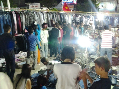 Về Giá Rai dạo một vòng chợ đêm - 3 Các gian hàng bán thời trang quần áo, đồ trang sức rất hút khách.