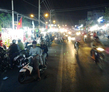 Về Giá Rai dạo một vòng chợ đêm - 1 Khu chợ đêm Giá Rai nằm ngay cạnh Quốc lộ 1A tại thị trấn Giá Rai, huyện Giá Rai, tỉnh Bạc Liêu.