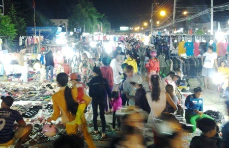 Chợ đêm Giá Rai không chỉ là nơi mua sắm mà còn là một điểm tham quan du lịch của địa phương.