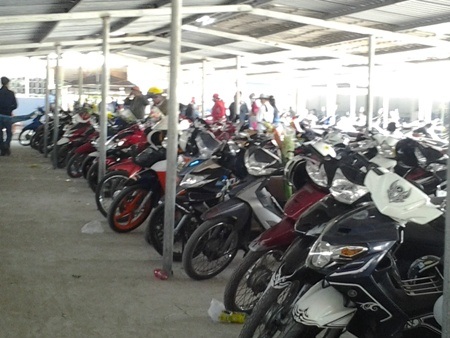 Bãi giữ xe kín chỗ.