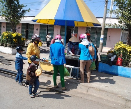 Mua nước giải khát ngay bên trong khu du lịch Nhà Mát.