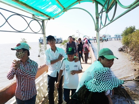 Khách thích thú lên cầu dẫn đi ra biển.