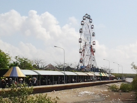 Vòng quay khổng lồ tạo ấn tượng với du khách.