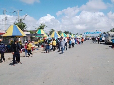 Du khách thả bộ ra phía ven biển bất chấp trời nắng nóng.