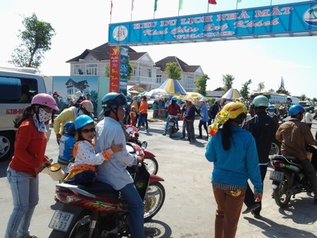 Người dân khắp nơi đổ về khu du lịch Nhà Mát tham quan đầu năm.